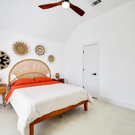 Villa Boho House- Grand Prairie-Pets,Fire Pit,Bbq Grill